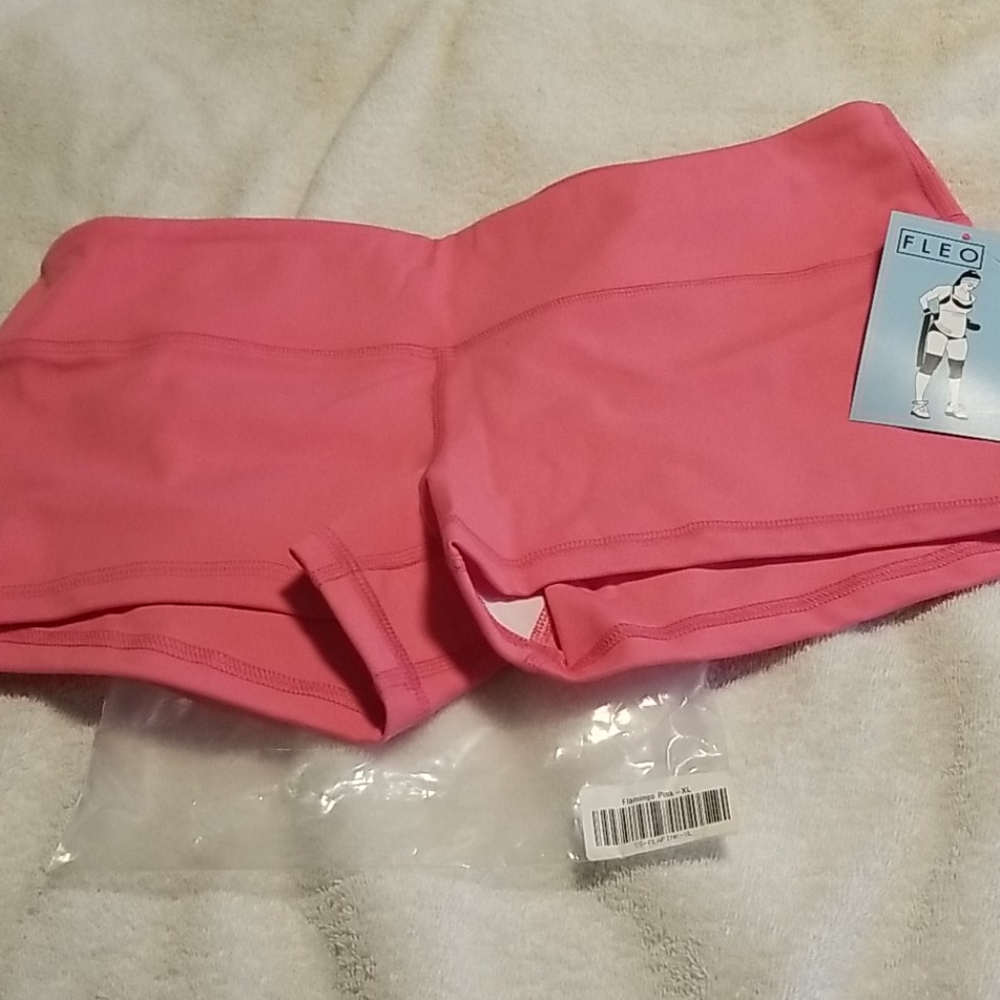 Nwt Fleo Og Shorts Size Xl - image 1